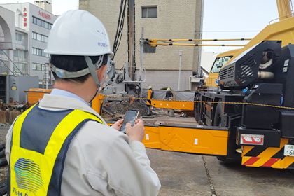 安全パトロールのアプリ化と業務ポータルの連携で報告書を自動作成。年間1,800時間の工数を削減